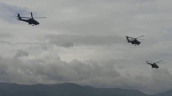Helikopter TNI AD latihan menembak Helikopter TNI AD saat mengikuti latihan menembak di daerah pegunungan Bandung Barat. (Foto: Yuwono Wahyu).