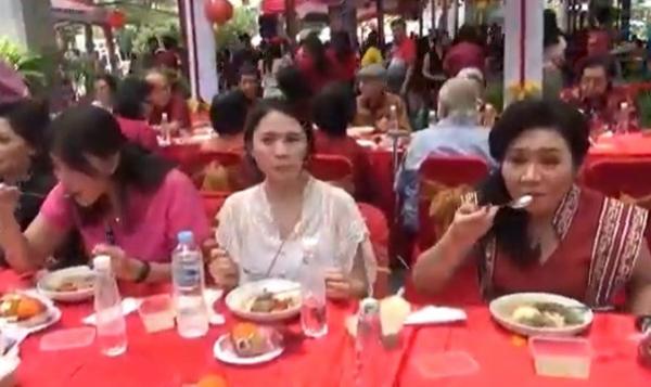 Lontong Cap Go Meh Warga keturunan Tionghoa menikmati sajian lontong Cap Go Meh. (Foto: iNews)