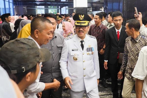 Bupati Hamartoni usai dilantik Bupati Hamartoni bercengkrama dengan masyarakat Lampung Utara di acara sertijab. (Foto: iNews Media Group/Aldhi Chandra Setiawan)