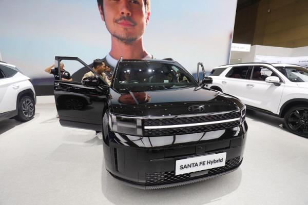 Hyundai All-new SANTA FE, kendaraan dengan performa tangguh di berbagai perjalanan lengkap dengan pilihan mesin hybrid yang tangguh. (Foto: iNews Media Group/Aldhi Chandra Setiawan)