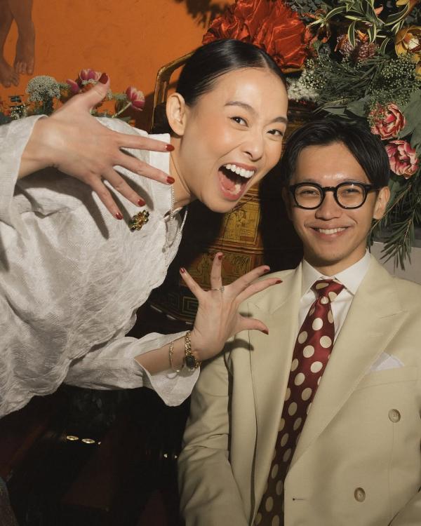 Brandon dan Dhika lamaran. (Foto: Instagram)