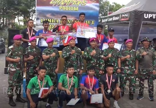 Prajurit Korps Marinir pemenang lomba renang laut di Pantai Kenjeran, Surabaya. (Foto: Puspen TNI)