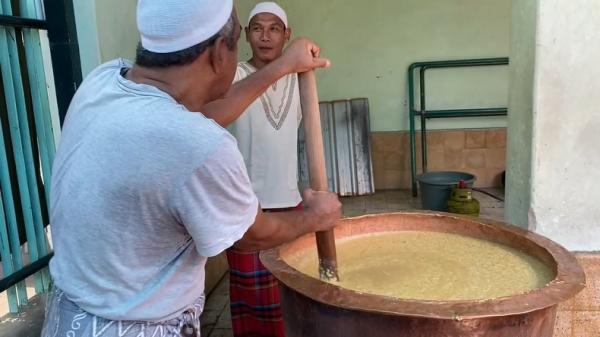 Bubur Muhdhor Bubur muhdhor dinamai dari Masjid Muhdhor yang berlokasi di Jalan Pemuda, Kecamatan Tuban, Kabupaten Tuban, Jawa Timur. (Foto: Pipiet Wibawanto).