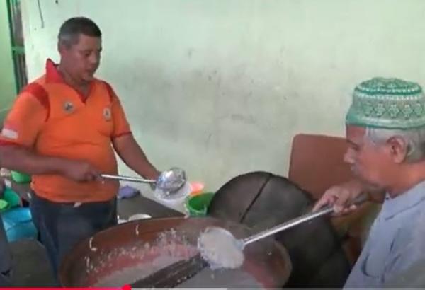 Takmir Masjid Jami Pekojan menyiapkan bubur India untuk dibagikan ke warga sebagai menu berbuka puasa di Bulan Ramadhan. (Foto: iNews)