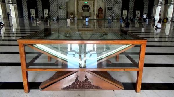 Alquran Akbar Alquran Akbar di Masjid Raya Makassar. (Foto: Leo Muhammad Nur).