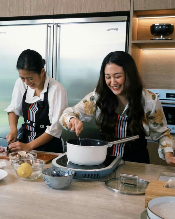 Sherina dan Renatta tampak bahagia saat masak bareng. (Foto: Instagram)