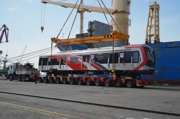 KRL baru Gerbong KRL buatan CRRC Sifang dalam proses pengangkutan dari kapal. (Foto: Dok. KAI Commuter)