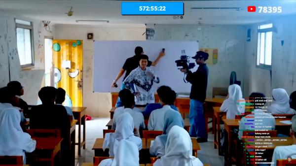 Reza Arap jadi Guru Momen Reza Arap jadi guru di SMA Master Depok, Jawa Barat. (Foto: Youtube)