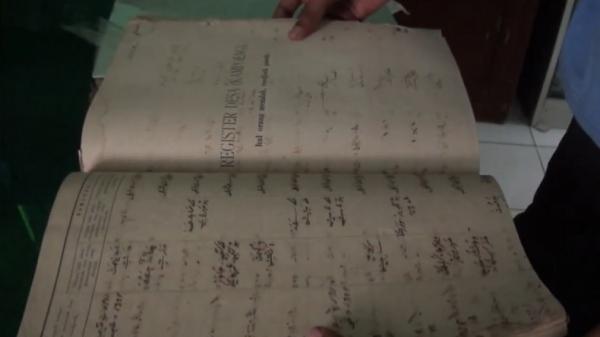 Buku Catatan Nikah KUA Kecamatan Gedeg, Kabupaten Mojokerto, Jawa Timur masih menyimpan buku catatan nikah tertua berusia 122 tahun. (Foto: Sholahuddin).