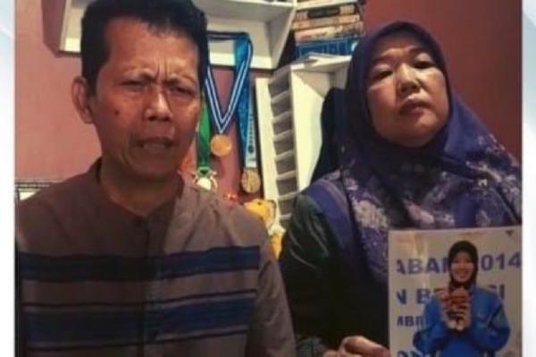 Hindarto dan Khodijah Dede kedua orang tua Fidya Hindarto dan Khodijah Dede Indriany kedua orang tua Fidya Kamalindah yang berharap anaknya pulang setelah hilang selama 10 tahun. (Foto: iNews/AGUS WARSUDI)