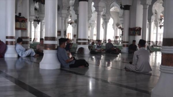 Aktivitas di Masjid Raya Baiturahman Aktivitas di Masjid Raya Baiturahman,Banda Aceh. (Foto: Syukri Syarifuddin).