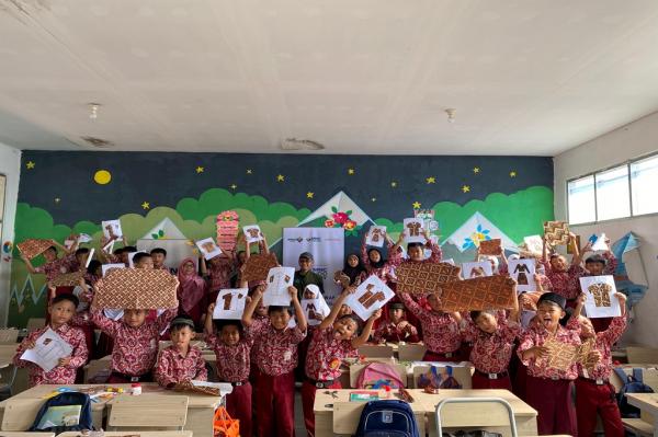 Murid SDN 02 Pangarakan Srogol Literasi MNC Peduli dan MNC Land menggelar kegiatan literasi di SDN 02 Pangarakan Srogol, Kecamatan Cigombong, Kabupaten Bogor, Jumat (14/3/2025). (Foto: MNC Media)