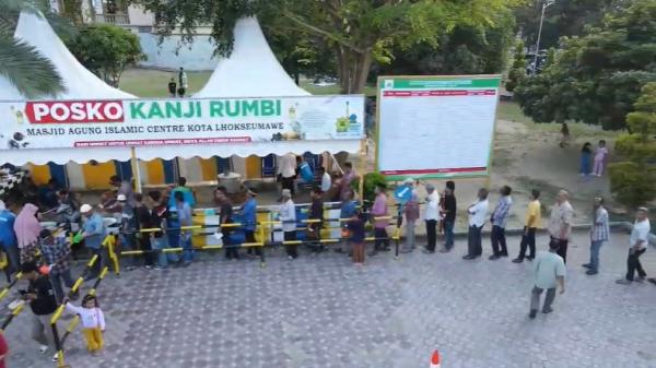 Posko bubur kanji rumbi Kota Lhokseumawe Momen bulan suci Ramadhan, Masjid Agung Islamic Center Kota Lhokseumawe, kembali menyajikan bubur kanji rumbi khas Aceh secara gratis. (Foto: Armia Jamil).