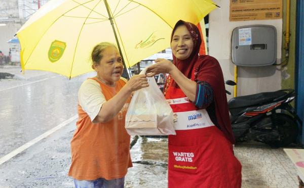 Warteg Gratis Alfamart Warteg Gratis Alfamart menjadi solusi bagi mereka yang membutuhkan makanan berbuka puasa secara gratis. (Foto: dok Alfamart)