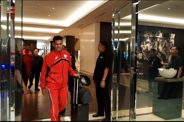 Para pemain Timnas Indonesia meninggalkan hotel me Para pemain Timnas Indonesia meninggalkan hotel menuju Bandara Soekarno-Hatta, Minggu (16/3/2025) malam. (Foto: MPI/Andri Bagus)