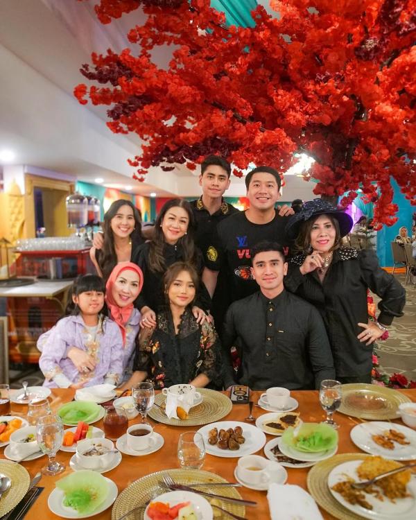 Fuji dan keluarga Verrell Momen Fuji buka puasa dengan keluarga Verrell Bramasta. (Foto: Instagram)