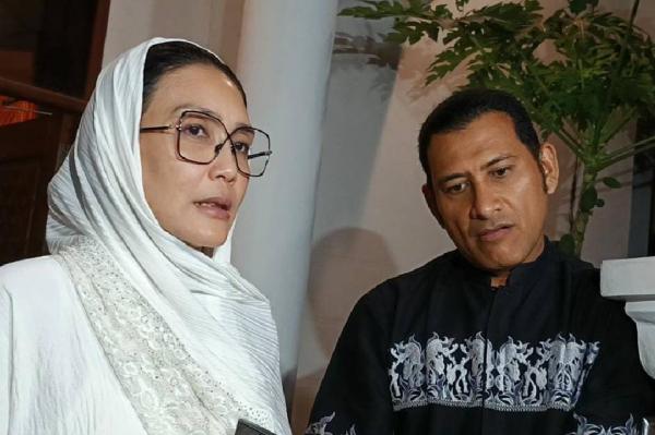 Rieke di rumah duka Rieke Diah Pitaloka ditemani Said Bajuri saat melayat ke rumah duka Mat Solar di kawasan Pamulang, Tangerang Selatan. (Foto: Ravie Wardani)