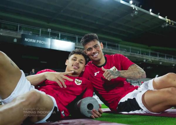 Dean James (kiri) dan Mees Hilgers Dean James (kiri) dan Mees Hilgers menjadi dua di antara banyak pemain berkualitas di Timnas Indonesia. (Foto: PSSI)