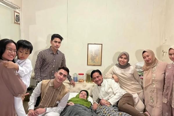 Verrell Verrell Bramasta dan keluarga, bersama nenek tersayang sebelum meninggal dunia. (Foto: Instagram)