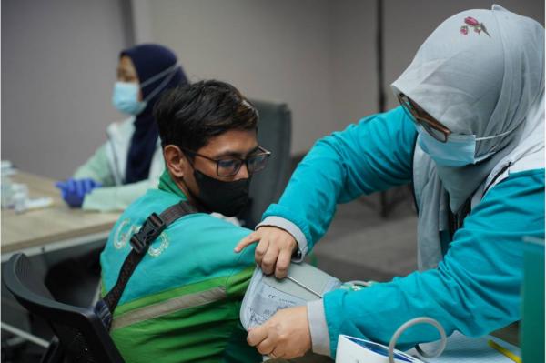 Salah seorang mitra pengendara atau driver ojek online mencoba layanan Cek Kesehatan Gratis. (Foto: Istimewa)