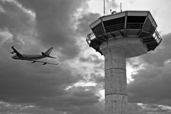 Cuaca Buruk, Pesawat Super Jet Terbang Rendah Kagetkan Warga Flores