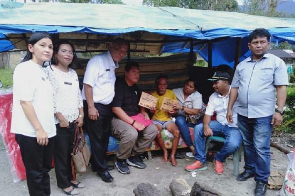 Anggota Komisi C DPRD Taput dari Partai Perindo Anggota Komisi C DPRD Tapanuli Utara dari Partai Perindo Erwin Evendy Simamora turun langsung menyalurkan bantuan ke warga korban gempa dan longsor di Dusun Lumban Tonga-tonga, Desa Hutabarat, Kecamatan Pahae Julu, Taput. (Foto: Ist)