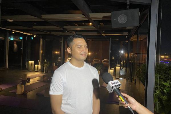 Peserta Yoga di Park Hyatt Andre, salah seorang peserta yoga di Park Hyatt Jakarta dalam rangka Earth Hour. (Foto: Nurul Amanah)