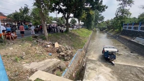 Motor pedagang sayur nyemplung Sepeda motor pedagang sayur nyemplung ke sungai usai ditabrak mobil Toyota Innova di jalan raya Kabupaten Jombang, Jawa Timur, Jumat (28/3/2025) siang. (Foto: Mukhtar Bagus).