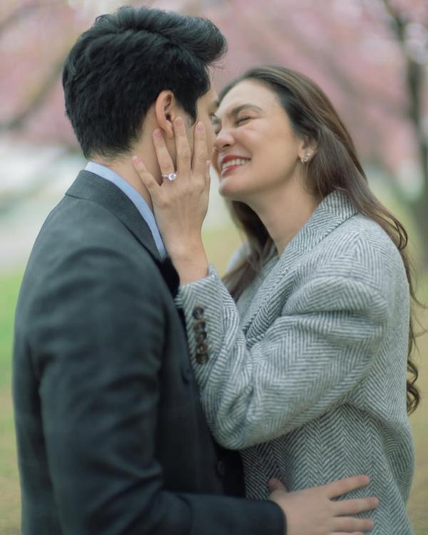 Momen lamaran Luna dan Maxime di Jepang. (Foto: Instagram)