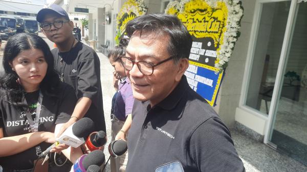 Adik Ray Sahetapy Adik Ray Sahetapy, Charly Sahetapy saat ditemui di Rumah Duka Sentosa RSPAD Gatot Subroto, Jakarta Pusat. (Foto: Ravie Wardani)