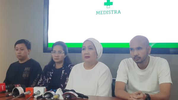keluarga Titiek Keluarga Titiek Puspa di RS Medistra. (Foto: Ravie Wardani)