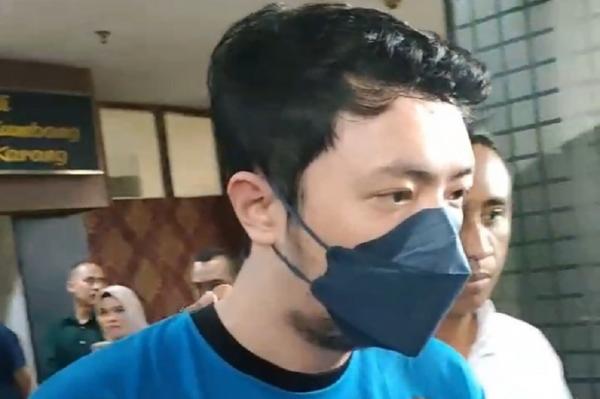 Priguna Anugrah Pratama dokter PPDS Priguna Anugrah Pratama dokter PPDS yang menjadi tersangka pemerkosaan ank pasien saat berada di Polda Jabar. (Foto: MPI/Agi Ilman)