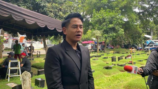 Dwi Andhika Dwi Andhika di TPU Tanah Kusir mengawal pemakaman Titiek Puspa. (Foto: Ravie Wardani)