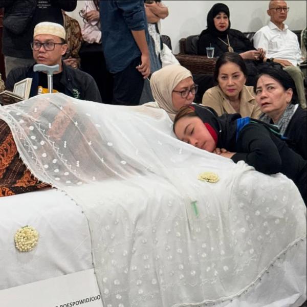 Momen Inul Daratista melayat di rumah duka Titiek Puspa. (Foto: Instagram)
