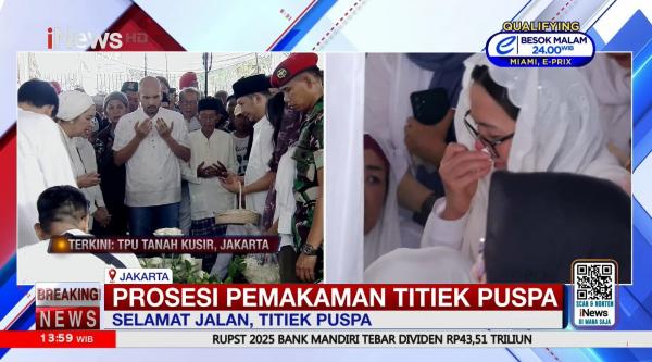 Keluarga Titiek Puspa Keluarga Titiek Puspa menangis haru saat jenazah dimakamkan. (Foto: Youtube)