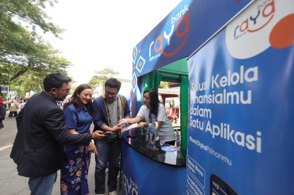 Bank Raya - HUT TMII 2 Bank Raya hadir mendorong adopsi transaksi digital di masyarakat dengan menghadirkan opsi pembayaran cashless untuk berbagai tenant dan UMKM (Foto: Aldhi Chandra)