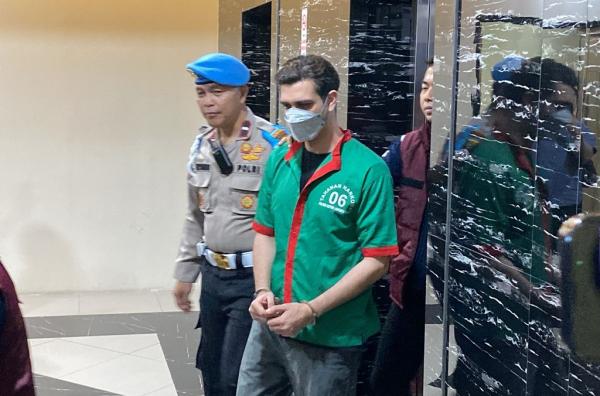Fachri Albar Pakai Baju Tahanan Artis Fachri Albar ditampilkan ke publik usai ditangkap terkait kasus narkoba. (Foto: Riyan Rizki Roshali)