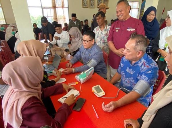 Wakil Ketua Umum MNC Peduli, Syafril Nasution ikut memeriahkan program pemeriksaan kesehatan yang dilakukan MNC Peduli di Kabupaten tanah Datar. (Foto: iNews)
