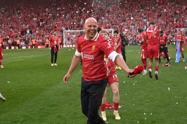 Arne Slot merayakan juara Liga Inggris bersama Liv Arne Slot merayakan juara Liga Inggris bersama Liverpool di Anfield, Minggu (27/4/2025). (Foto: Liverpool)