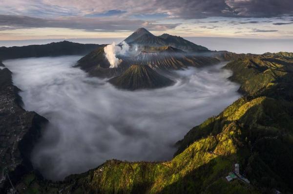 Foto kompetisi Epson Fikri Muharom (Indonesia) memenangkan penghargaan perdana Pano Awards 2024 Southeast Asia Open Photographer of the Year dengan foto Gunung Bromo berjudul The Volcanoes Theatre. (Foto: Epson)