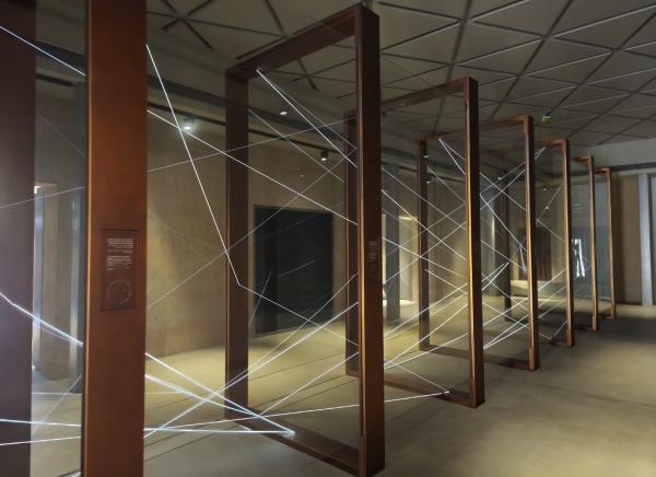 instalasi di al shindagha museum dubai Salah satu instalasi menakjubkan di Al Shindagha Museum, Dubai, UEA, yang menggambarkan perubahan Dubai dari masa ke masa. (iNews.id/Maria Christina Malau)