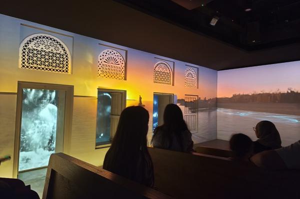 jejak perubahan dubai di al shindagha museum Para pengunjung bisa menyaksikan bagaimana perubahan Dubai dari masa ke masa di Al Shindagha Museum. (iNews.id/Maria Christina Malau)