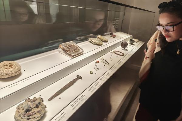 Pengunjung melihat-lihat koleksi benda bersejarah di Al Shindagha Museum, Dubai, UEA, Senin (21/4/2025). (iNews.id/Maria Christina Malau)