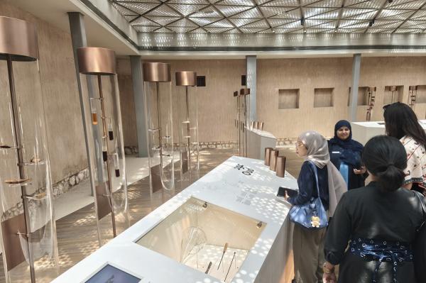 Salah satu rumah yang tak boleh dilewatkan saat mengunjungi Al Shindagha Museum adalah Perfume House. Di sini, indera penciuman dimanjakan dengan berbagai aroma parfum yang berperan penting dalam budaya Arab. (iNews.id/Maria Christina Malau)