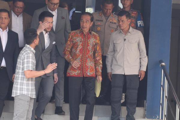 Momen Jokowi Sambangi Ditreskrimum Polda Metro usai Buat Laporan Tudingan Ijazah Palsu