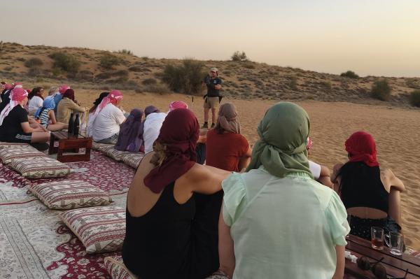 safari gurun dubai_atraksi burung falcon Seorang falconer atau pawang menjelaskan bagaima burung falcon menjadi mitra berburu bagi orang Bedouin pada masa lalu di padang pasir. (iNews.id/Maria Christina Malau)