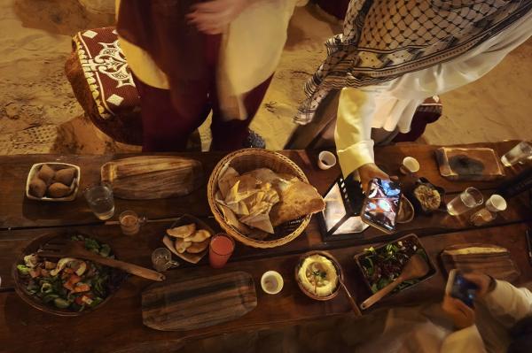 safari gurun dubai_makan malam arabian Makanan pembuka tersaji di tiap meja di tenda-tenda mewah khas Bedouin saaf safari gurun Dubai, Senin, 21 April 2025. (iNews.id/Maria Christina Malau)