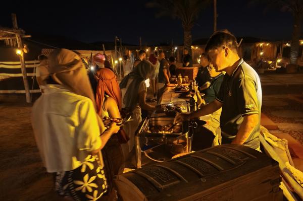 safari gurun dubai_makan malam bedouin Makan malam mewah dengan menu tradisional di perkemahan Bedouin melengkapi petualangan safari gurun Dubai. (iNews.id/Maria Christina Malau)
