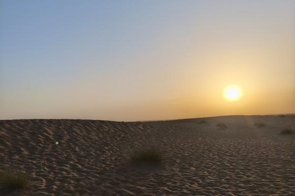 safari gurun dubai_sunset gurun dubai Menikmati sunset di gurun menjadi salah satu aktivitas yang tidak bisa dilewatkan saat safari gurun di Dubai, UEA. (iNews.id/Maria Christina Malau)