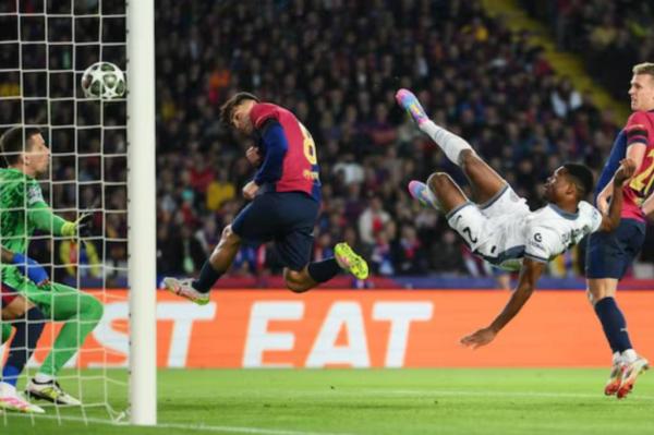 Winger Inter Milan Denzel Dumfries (kedua kanan) mencetak gol salto ke gawang Barcelona pada leg pertama semifinal Liga Champions 2024-2025 di Estadi Olimpic Lluis Companys, Kamis (1/5/2025) dini hari WIB. (Foto: UEFA)
